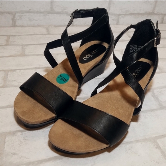NEW Me Too Criss Cross  Strap Vegan Leather Wedge Open Toe Sandals Wide - Picture 4 of 4